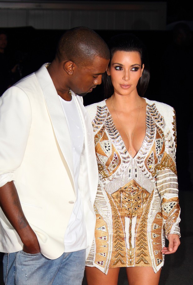 Kanye West confere o decote da namorada, Kim Kardashian (Foto: Getty Images)