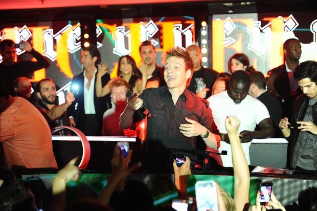 Michel Teló dá palinha e levanta boate em Cannes (Foto: Grosby Group)
