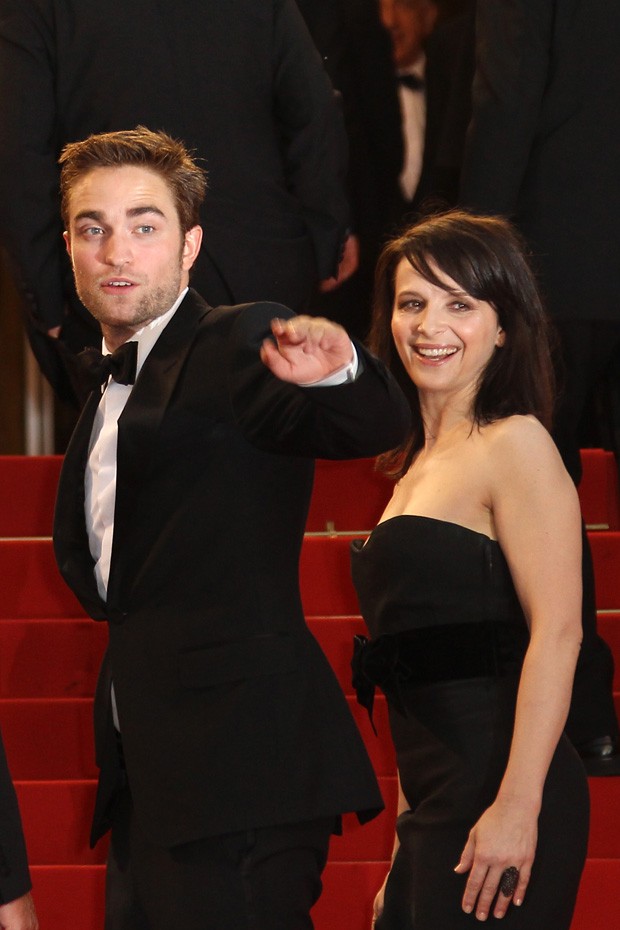 Robert Pattinson e Juliette Binoche em Cannes (Foto: AFP)