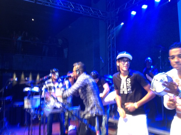 Neymar no show do grupo Bom Gosto, em Santos (Foto: Divulgação)