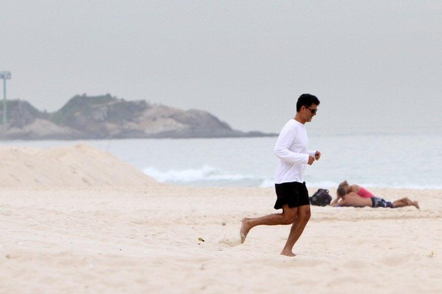 Du Moscovis se exercita na praia (Foto: Ag News/ André Freitas)