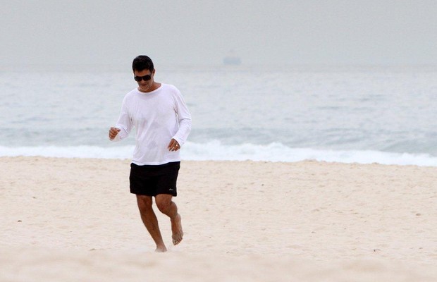 Du Moscovis se exercita na praia (Foto: Ag News)