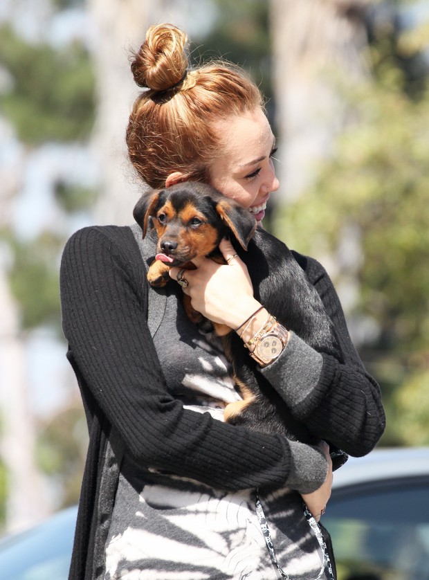 Miley Cyrus com seu cachorrinha de estimação em Los Angeles, nos Estados Unidos (Foto: X17/ Agência)