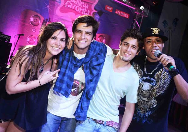 Carol Sampaio, Bernardo Mesquita, Daniel Rocha e MC Koringa no baile 'A Favorita' (Foto: Ari Kaye / Divulgação)