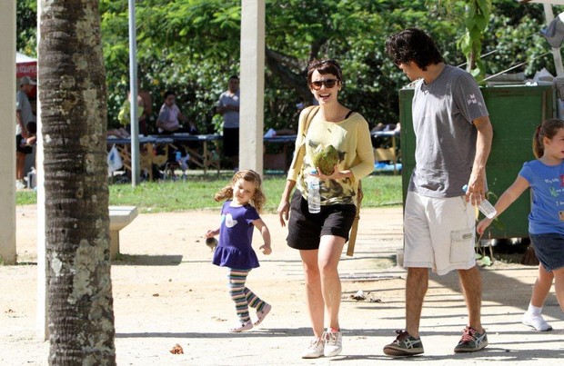 Débora Falabella passeia na Lagoa com a filha e o namorado (Foto: André Freitas / AgNews)