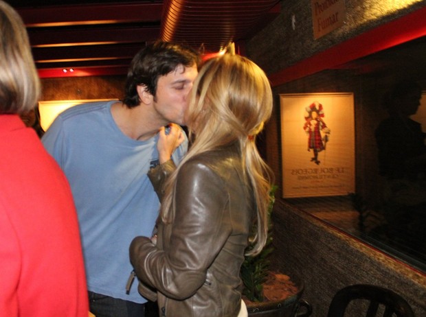 Adriana Esteves beija o marido, Vladimir Brichta (Foto: Fausto Candelária/Agnews)