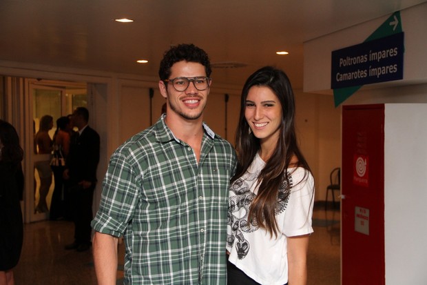José Loreto e a namorada, Fernanda Pires (Foto: Clayton Militão/Photo Rio News)