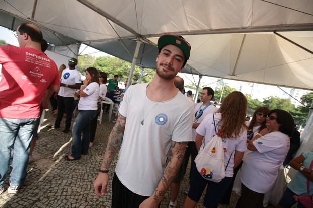 Felipe Titto participa de corrida contra o câncer de mama (Foto: André Muzell / AgNews)