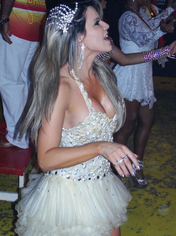Tania Oliveira, madrinha de bateria da Tom Maior, usa vestido de preservativos (Foto: Renato Cipriano / Divulgação)