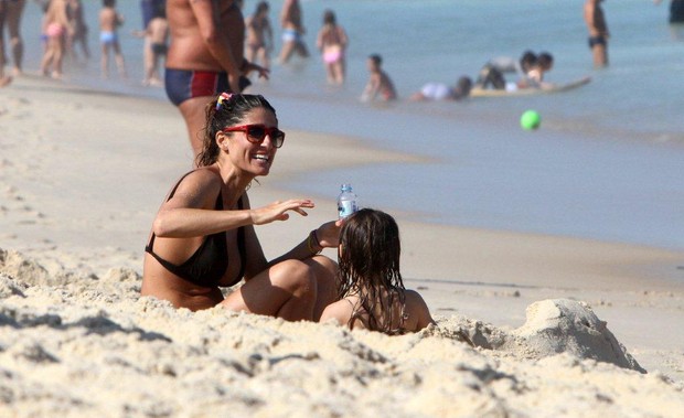 Cynthia Howlett curte praia com a filha na Zona Sul do Rio (Foto: André Freitas / AgNews)