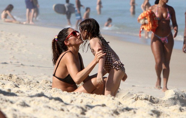 Cynthia Howlett curte praia com a filha na Zona Sul do Rio (Foto: André Freitas / AgNews)