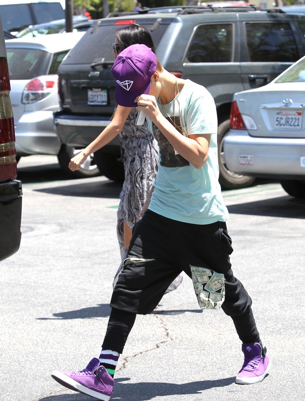 Justin Bieber volta para o carro ao lado de Selena Gomez (Foto: Agência/X17)