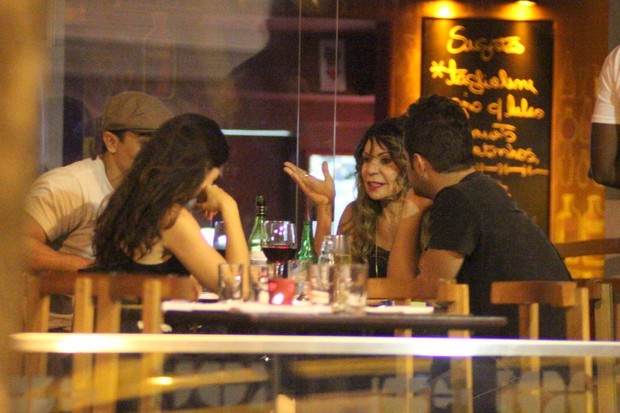 Elba Ramalho em restaurante na Zona Sul do Rio (Foto: Fausto Candelária/ Ag. News)