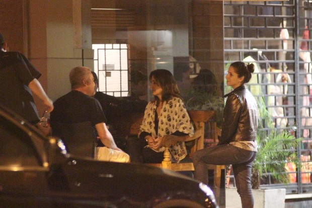 Giovanna Antonelli com o marido Leonardo Nogueira e amigos em restaurante no Rio (Foto: Fausto Candelária/ Ag. News)