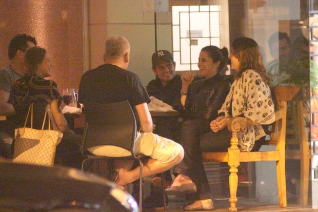 Giovanna Antonelli com o marido Leonardo Nogueira e amigos em restaurante no Rio (Foto: Fausto Candelária/ Ag. News)