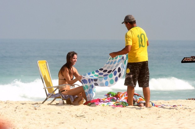Glenda Kozlowsky na praia de Ipanema (Foto: André Freitas/Agnews)