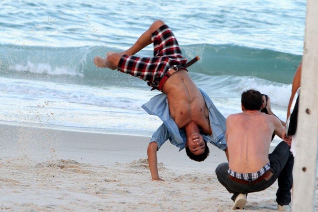 Família Simas joga capoeira na praia do Arpoador, no Rio (Foto: André Freitas / AgNews)