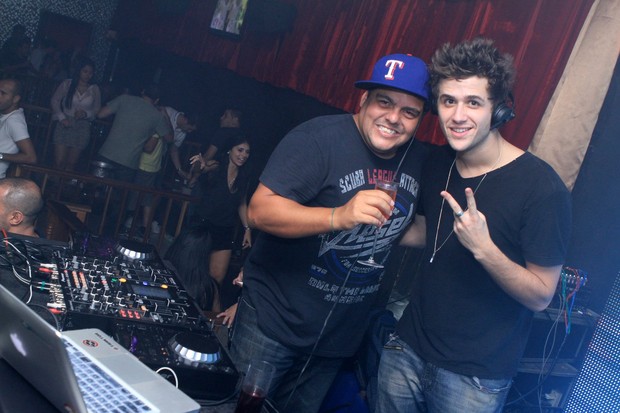 DJ Tartaruja e o ator de 'Malhação' Gil Coelho em boate carioca (Foto: Raphael Mesquita/Divulgação)