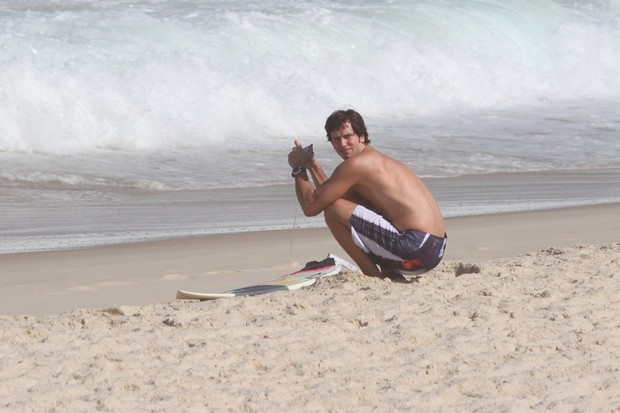 Vladimir Brichta em praia do Rio (Foto: Clayton Militão/Photo Rio News)