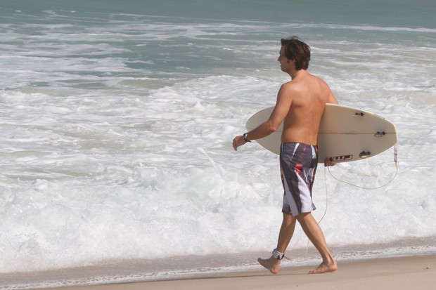 Vladimir Brichta surfa em praia do Rio (Foto: Clayton Militão/Photo Rio News)