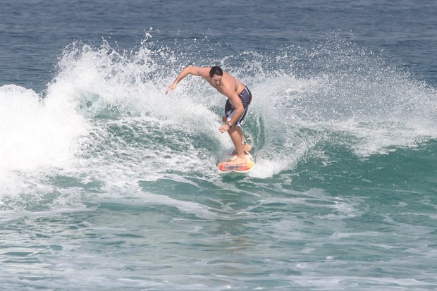Vladimir Brichta surfa em praia do Rio (Foto: Clayton Militão/Photo Rio News)