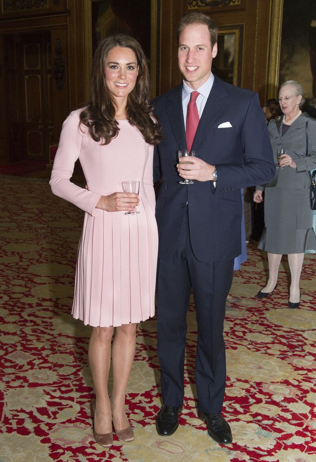 Kate Middleton no dia 18 de maio com mesmo vestido (Foto: Agência/ Reuters)