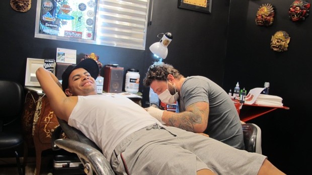 Dentinho faz tatuagem (Foto: Roberto Rodrigues/Talentmix)