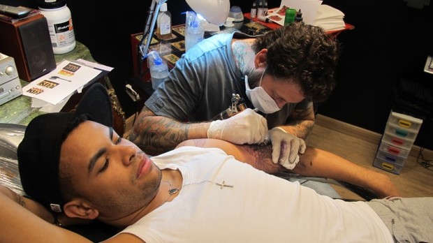Dentinho faz tatuagem (Foto: Roberto Rodrigues/Talentmix)