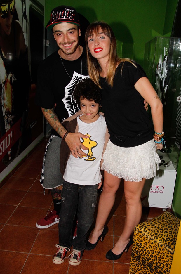 Felipe Titto com a mulher e o filho (Foto: Danilo Carvalho/Agnews)