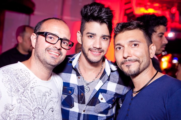 Gusttavo Lima ao lado dos DJs espanhóis David Amo e Júlio Navas- (Foto: Wanderson Monteiro/Divulgação)