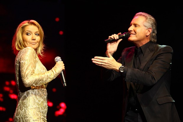 Luiza Possi e Roberto Justus cantam em evento beneficente em São Paulo (Foto: Iwi Onodera/ EGO)