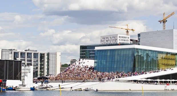 Fãs aguardam show de Justin Bieber em Oslo, na Noruega (Foto: AFP/Agência)