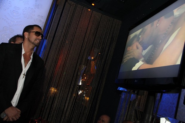 Latino assiste clipe musical com ex-BBb Laisa (Foto: Thyago Andrade/Photorio News)
