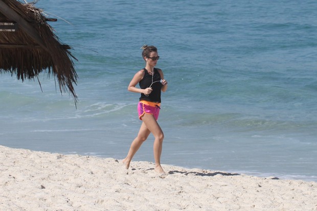 Juliana Didone corre na praia (Foto: Ag News/ Dilson Silva)