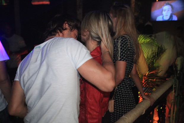 Theo Becker beija Danielly Paranti em festa (Foto: Fred Pontes/Divulgação)