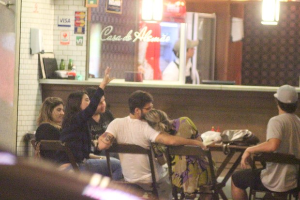 Bruno Gagliasso e Giovanna Ewbank com amigos em restaurante no Rio (Foto: Fausto Candelária/ Ag. News)