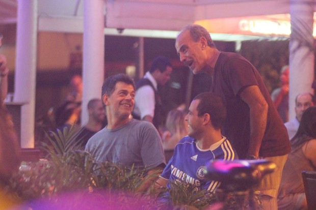 Eduardo Moscovis em bar na Zona Sul do Rio (Foto: Fausto Candelária/ Ag. News)