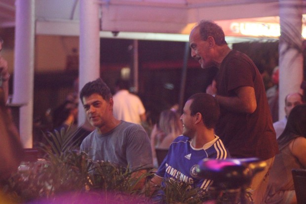 Eduardo Moscovis em bar na Zona Sul do Rio (Foto: Fausto Candelária/ Ag. News)