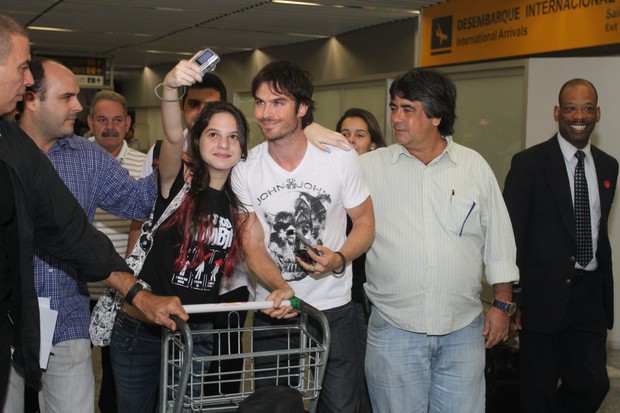 Em visita ao Brasil, ator de 'The Vampire Diaries' faz ensaio