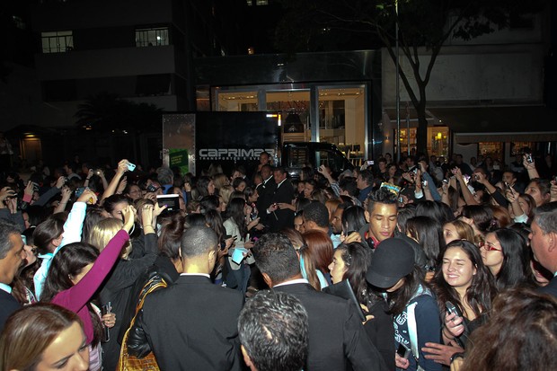 Multidão na porta da loja onde Ian Somerhalder estará (Foto: Manuela Scarpa / Photo Rio News)
