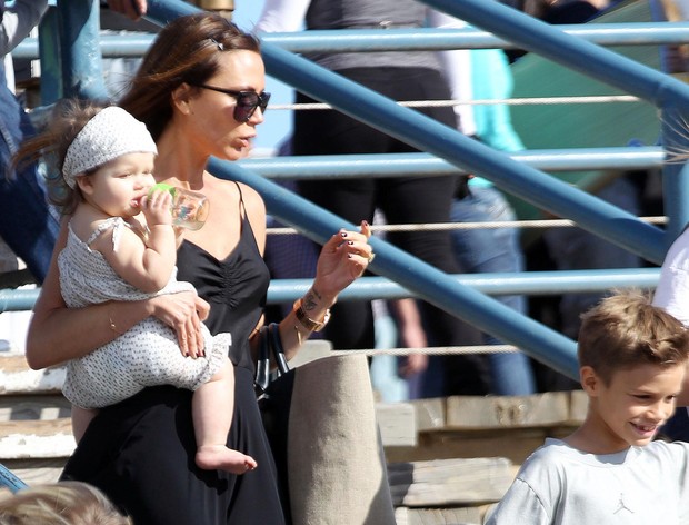Victoria Beckham com a filha Harper e o filho Romeo em Santa Monica, em Los Angeles, nos Estados Unidos (Foto: Grosby Group/ Agência)