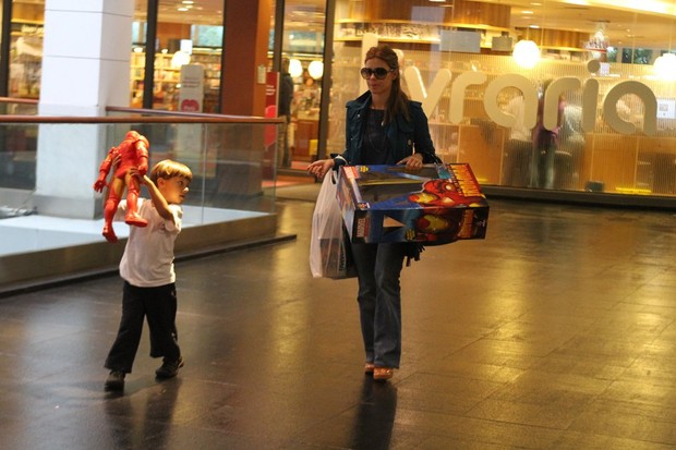Carolina Dieckmann com o filho no shopping (Foto: Daniel Delmiro / AgNews)