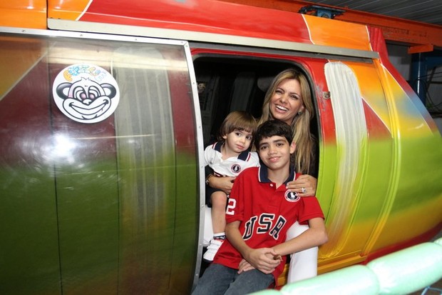 Miryan Martin com os filhos Henrique e Rodrigo (Foto: Anderson Borde/ Ag. News)