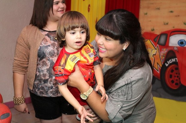 Fabiana Karla com Rodrigo, filho de Miryan Martin (Foto: Anderson Borde/ Ag. News)
