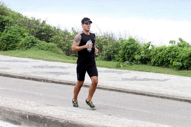Juliano Cazarré se exercita no Rio (Foto: Dilson Silva/Ag. News)