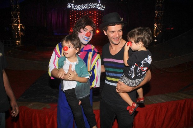 Daniel Oliveira com os filhos (Foto: Delson Silva/Ag News)
