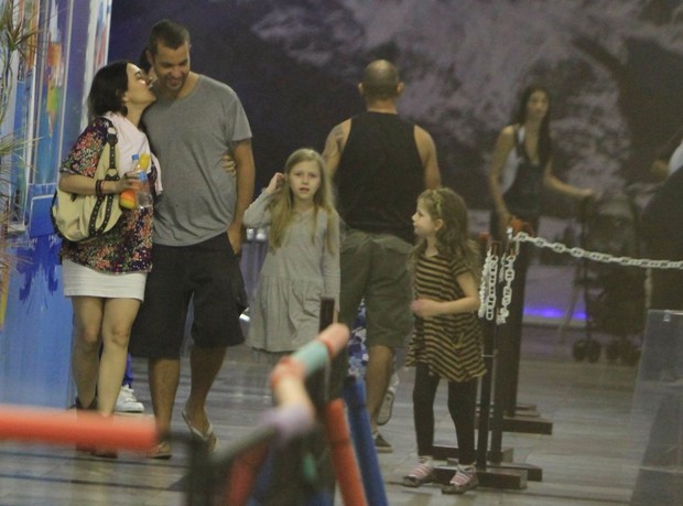 Alessandra Negrini com o namorado e a filha Betina em pista de patinação no Rio (Foto: Delson Silva/ Ag. News)