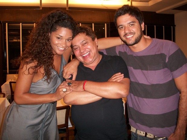 Juliana Alves, Glaycon Muniz e Guilherme Duarte em churrascaria no Rio (Foto: Divulgação)