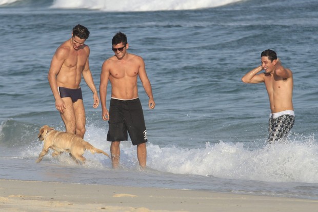 Bruno Gissoni, José Loreto e Daniel Rocha na praia (Foto: Marcos Ferreira / Photo Rio News)