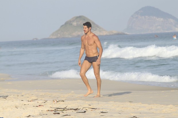 José Loreto na praia (Foto: Marcos Ferreira / Photo Rio News)